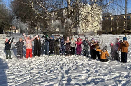 Króliczki - zimowe zabawy na śniegu 