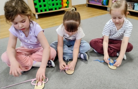 Tygryski - nauka wiązania sznurowadeł, poszukiwania wiosny i prace w kąciku przy...